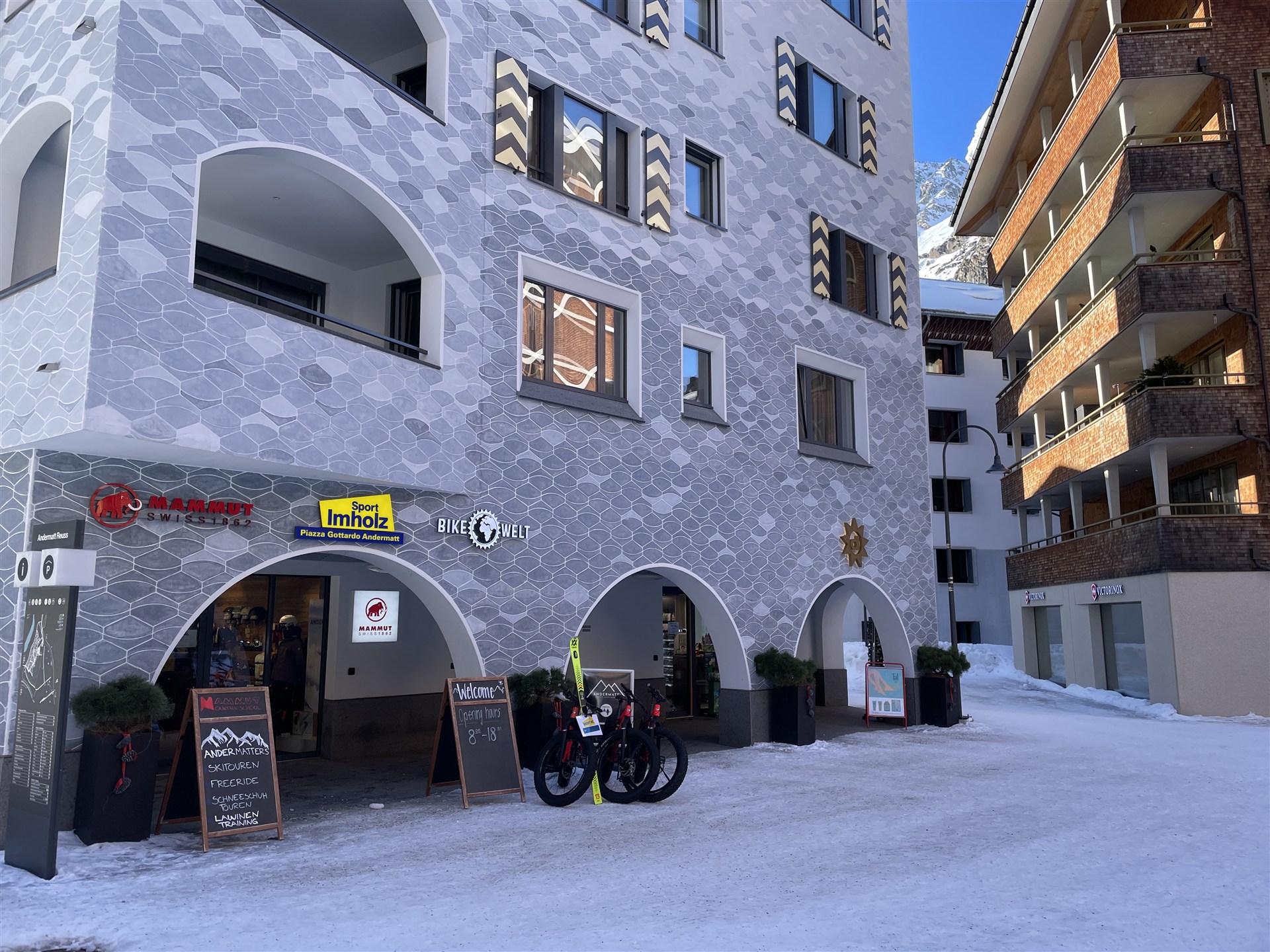 Aussenansicht der Filiale Piazza Gottardo in Andermatt im Winter