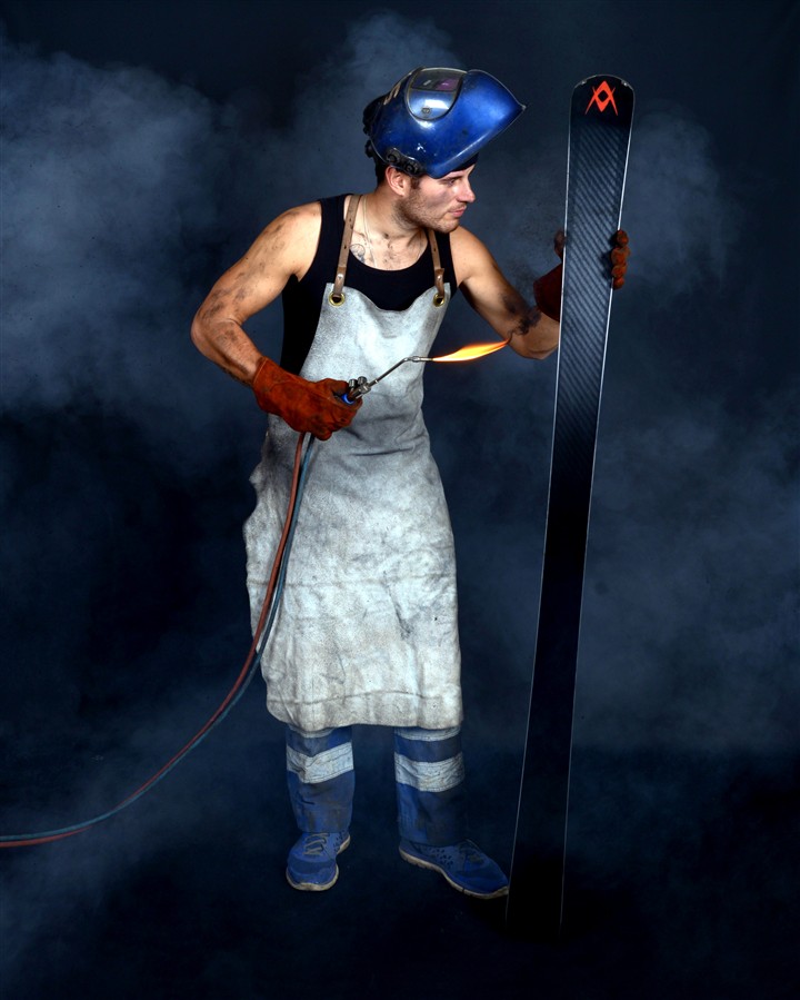 Imholz-Mitarbeiter mit Schweisserhelm und Brenner am Skibelag
